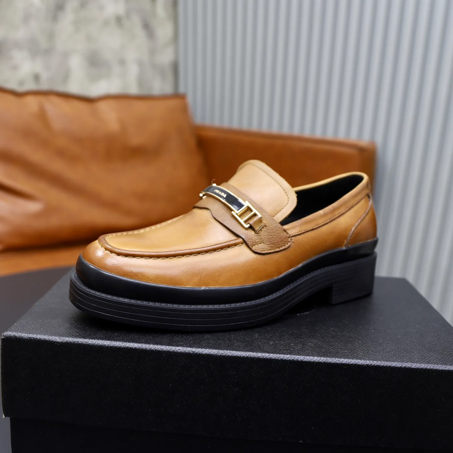 Men's shoes: 540💰🙅‍♂️🙅‍♂️🙅‍♂️ Brand: PRADA Standard code: Men's code 38-44 (45 can be customized) Grade: Same style as the official website Original order quality Material: Original cowhide surface Comfortable sheepskin lining Original outsole Style category: Men's fashionable casual leather shoes Distinguished big-name luxury elements Top luxury Color: actual picture color